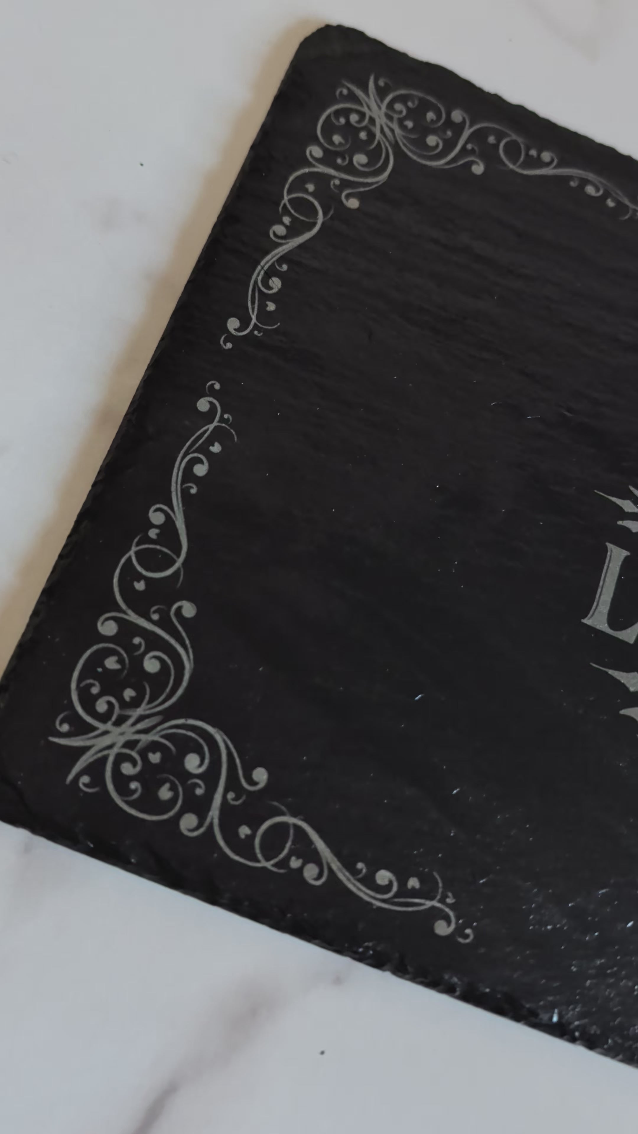 Planche d'Apéro en Ardoise Naturelle Gravée – "Place de l'Apéro"