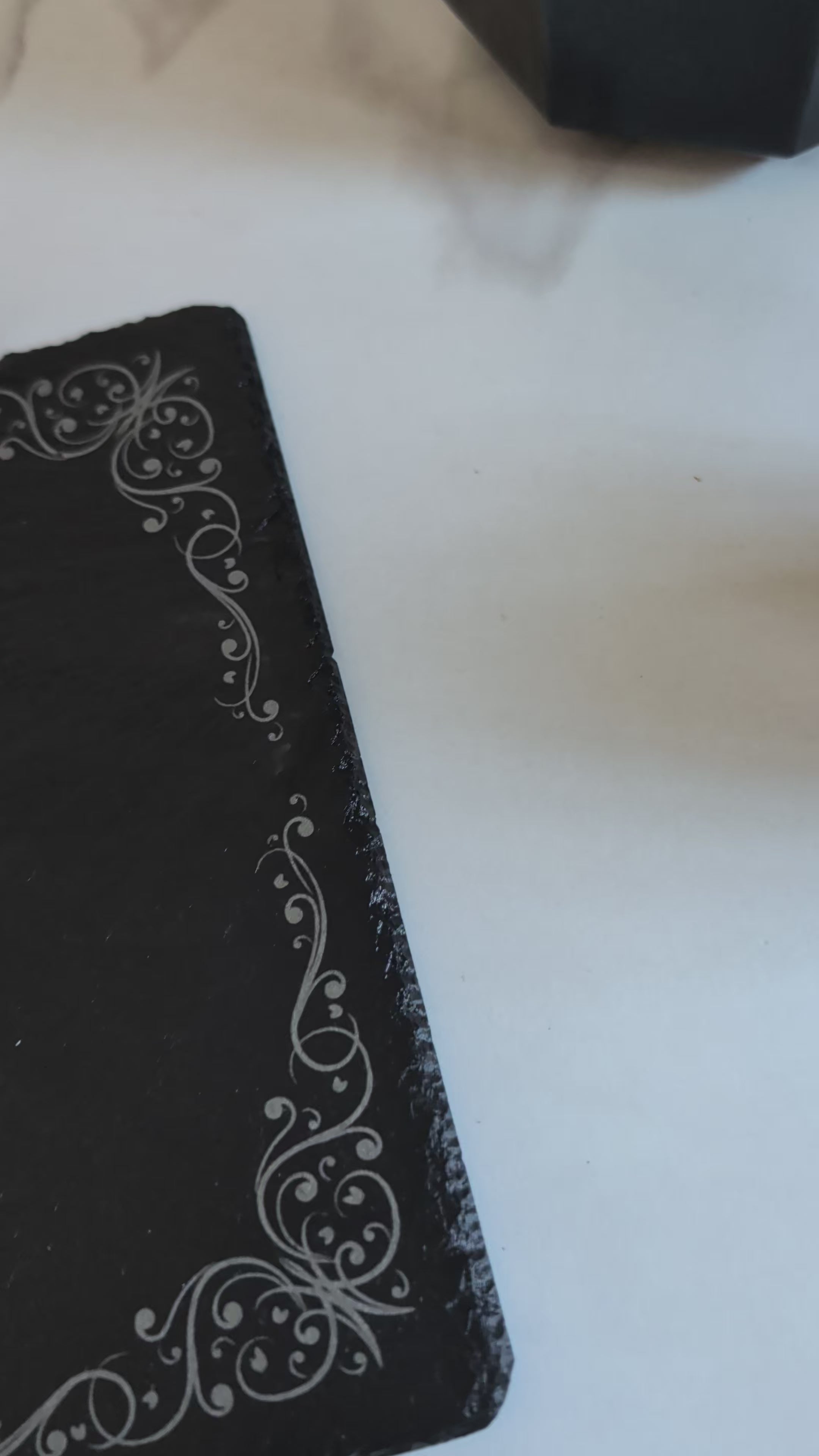 Planche d'Apéro en Ardoise Naturelle Gravée – "Place de l'Apéro"