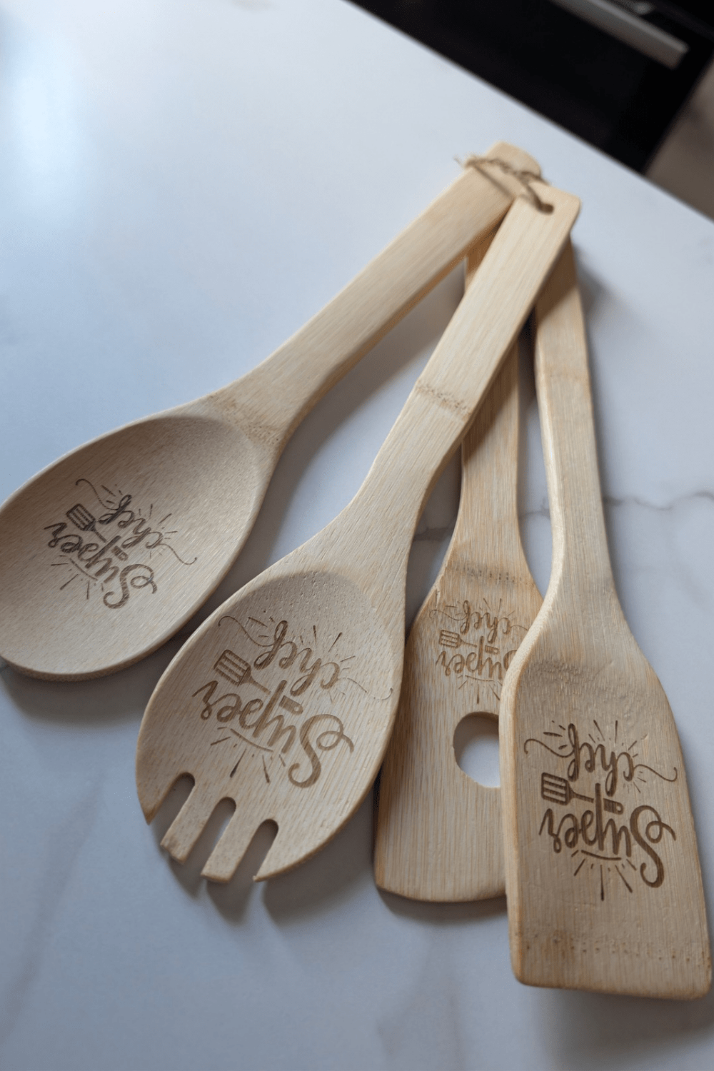 Kit d’Ustensiles de Cuisine en Bambou Personnalisé – "Super Chef" (Prénom personnalisable) - King Gravure Laser