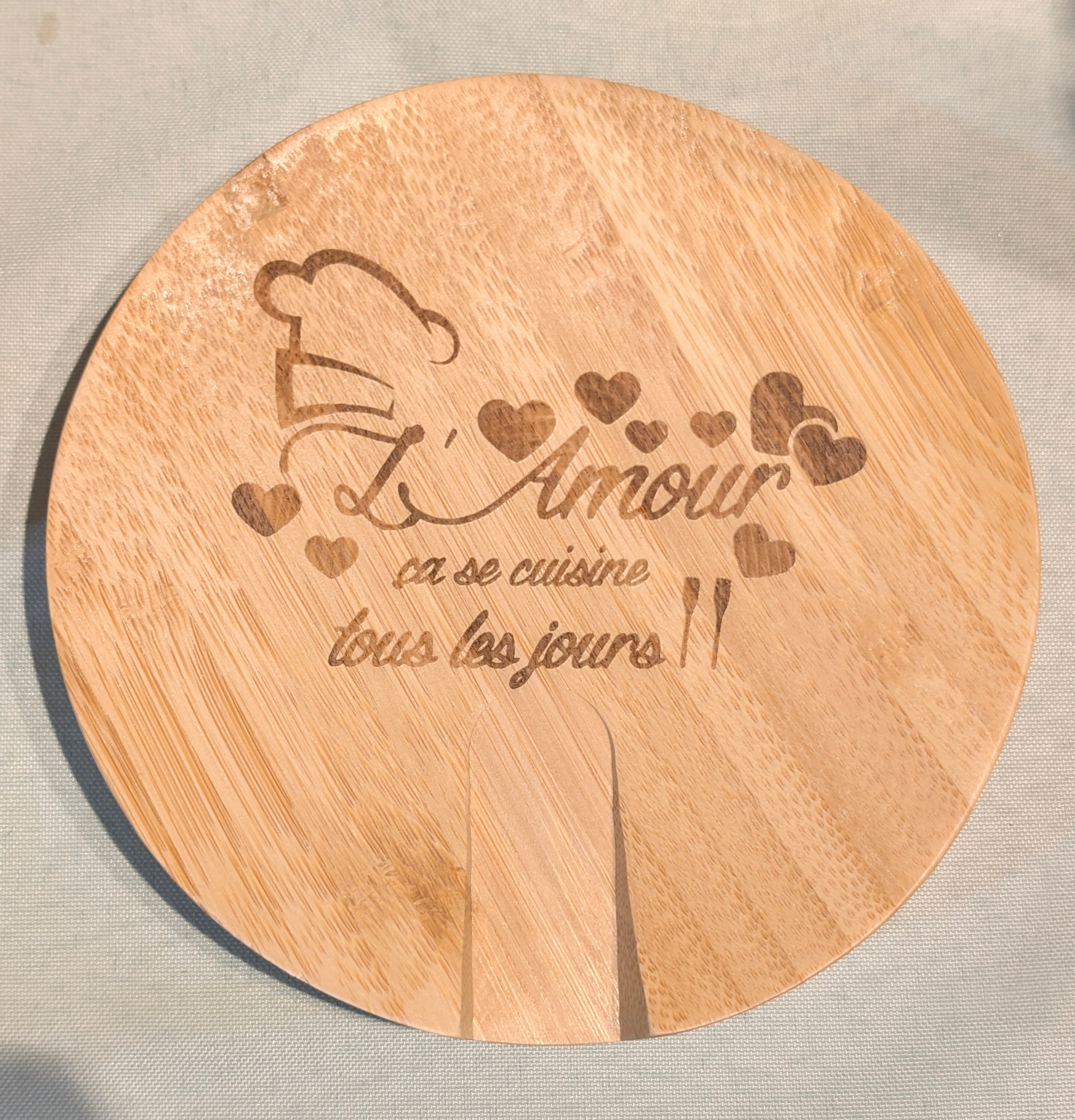Repose-cuillère en bois gravé - "L'Amour ça se cuisine tous les jours"