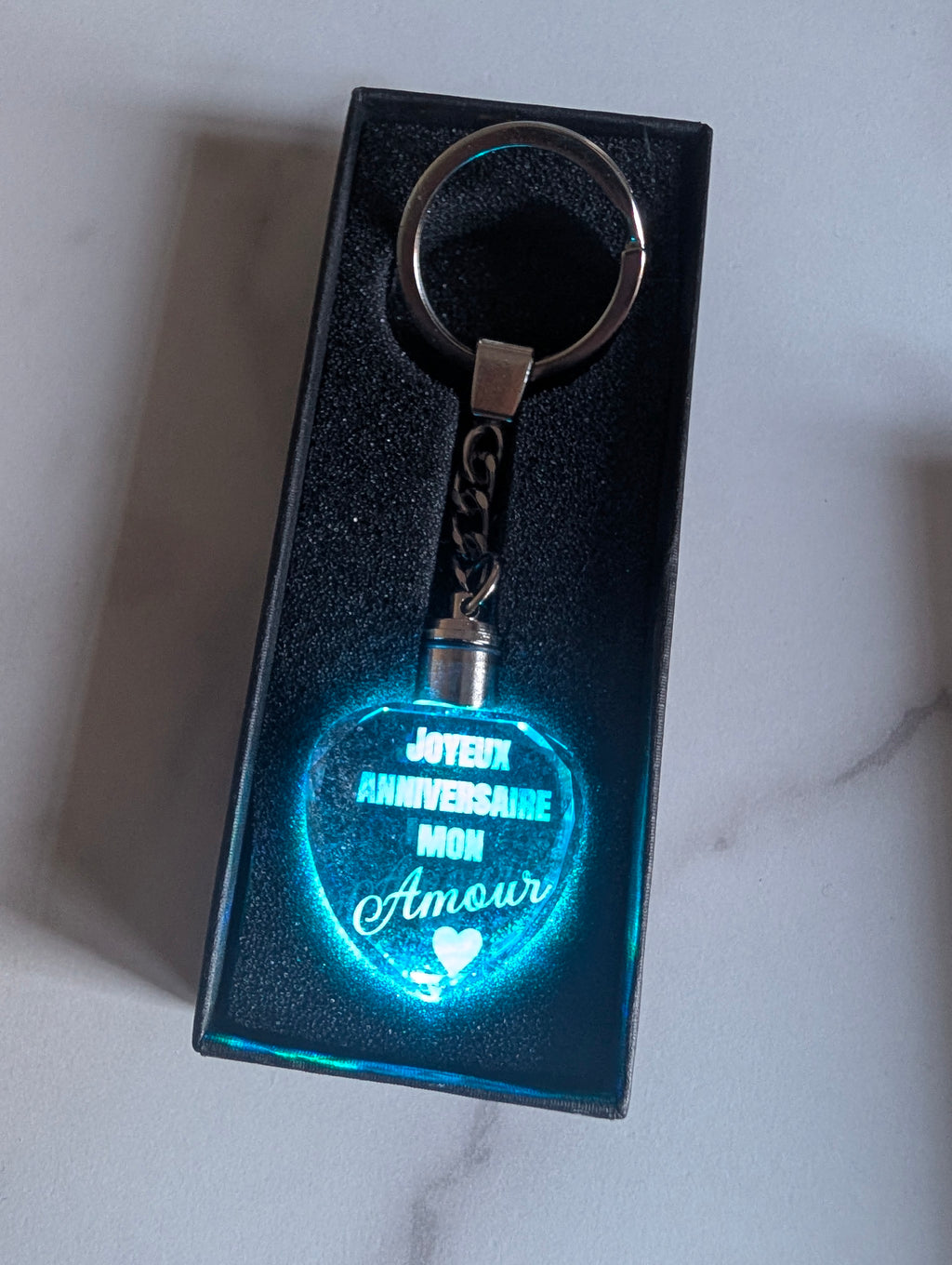 Porte-Clés Lumineux Personnalisé en Cristal – Gravure Laser Haute Précision