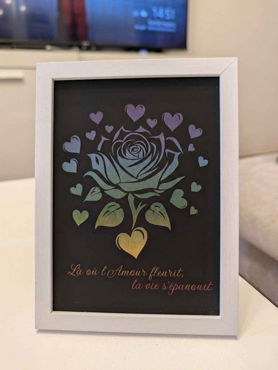 Cadre Décoratif Gravé au Laser "Rose & Cœurs" – Citation Inspirante