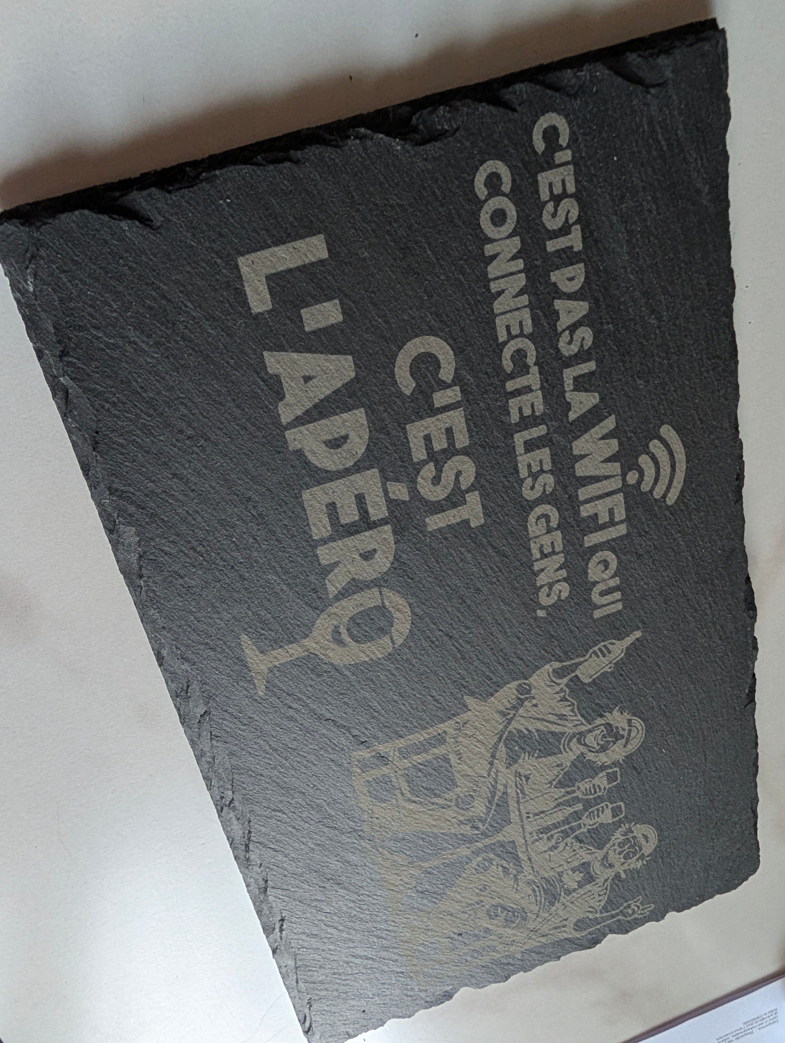 Plaque en ardoise humoristique "C’est pas la WIFI qui connecte les gens..." – Déco Apéro / Bar - King Gravure Laser