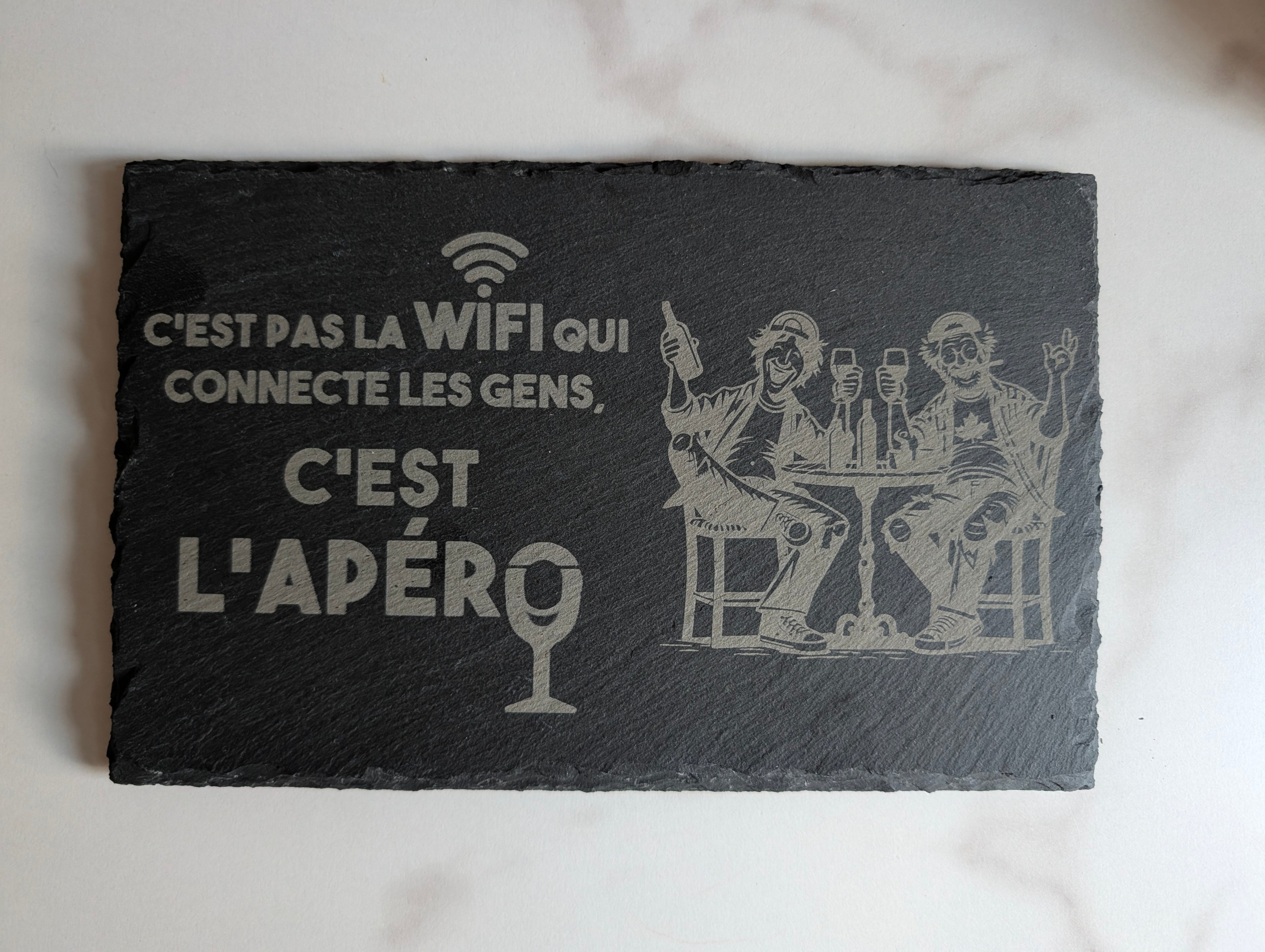 Plaque en ardoise humoristique "C’est pas la WIFI qui connecte les gens..." – Déco Apéro / Bar - King Gravure Laser