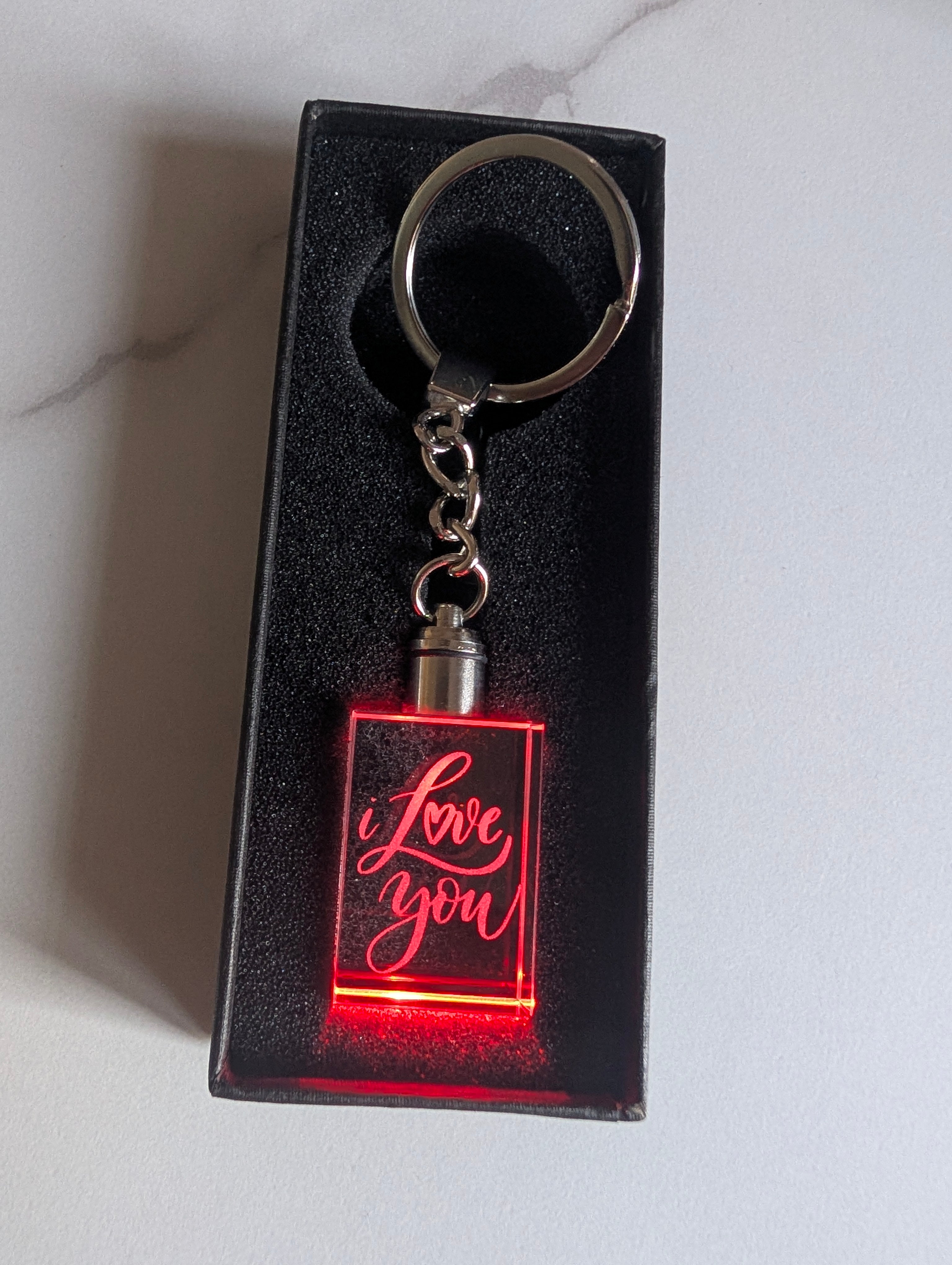 Porte-Clés Lumineux Personnalisé en Cristal – Gravure Laser Haute Précision